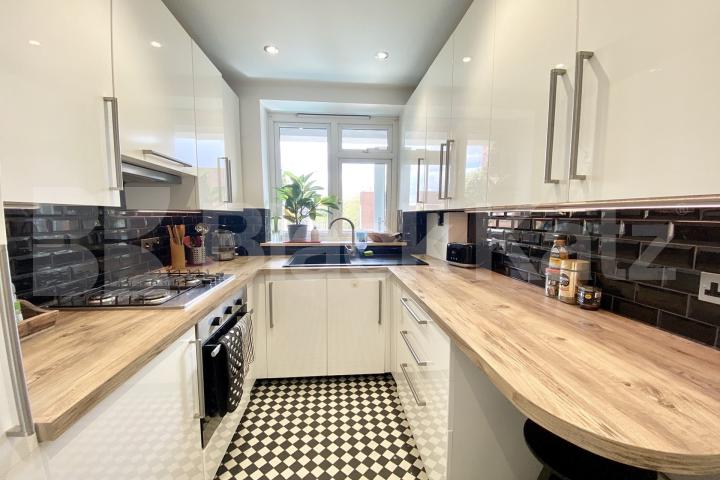 A very generous top floor apartment & superbly located   Neckinger Enid street , London Bridge / Bermondsey  